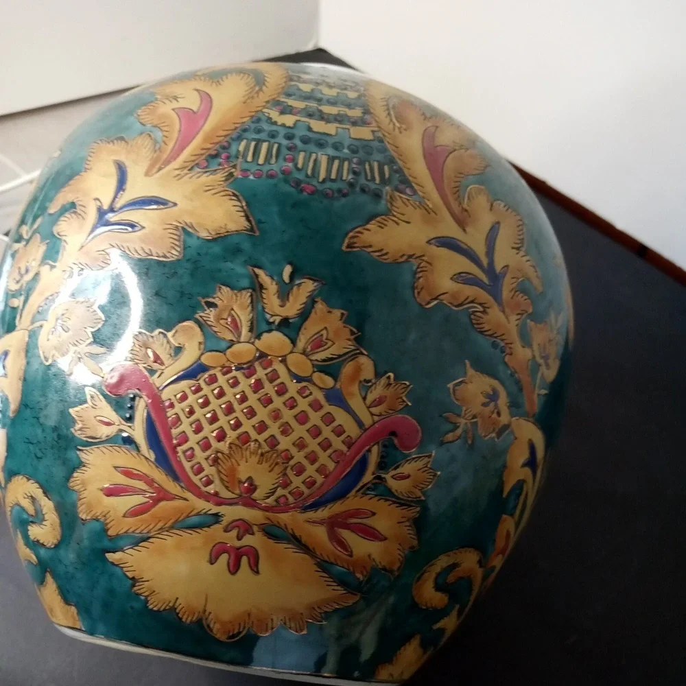 Medium  Round Porcelain vase Green In Color Floral‎ Pattern